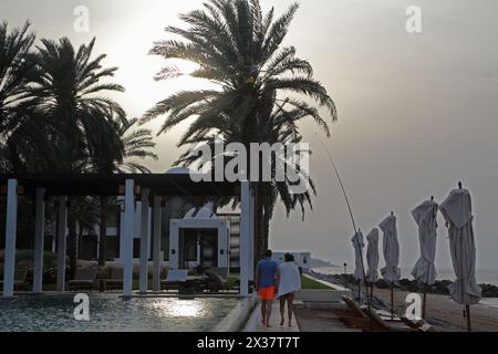 Hawk Scarer Kite utilisé comme un moyen de dissuasion pour les oiseaux volant au-dessus de la piscine à débordement par Walkway au Chedi Hotel Muscat Oman Banque D'Images