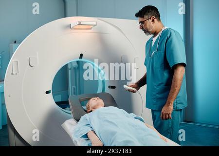Femme caucasienne mature ayant une procédure de tomodensitométrie dans une clinique moderne, radiographe biracial tenant le contrôleur parlant avec elle Banque D'Images