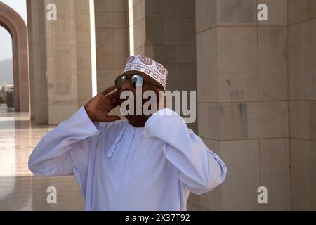 omanais homme riwaq sultan qaboos grande mosquée muscat oman moyen-orient Banque D'Images