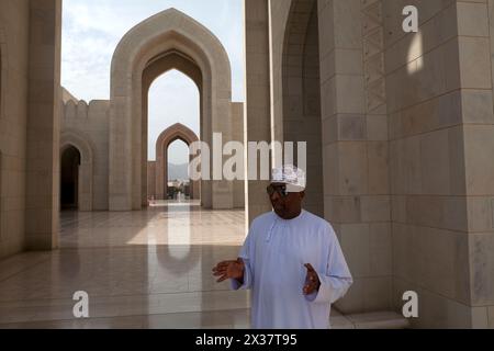 omanais homme riwaq sultan qaboos grande mosquée muscat oman moyen-orient Banque D'Images