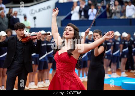 Barcelone, Espagne. 21 avril 2024. Chanteur d'opéra après le match final du septième jour de l'Open Banc Sabadell de Barcelone au Real Club de Tenis Barcelona le 21 avril 2024 à Barcelone, Espagne crédit : DAX images/Alamy Live News Banque D'Images