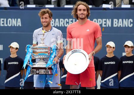 Barcelone, Espagne. 21 avril 2024. Casper Ruud, de Norvège, et Stefanos Tsitsipas, de Grèce, posent pour une photo après leur finale masculine en simple le septième jour de l'Open Banc Sabadell de Barcelone au Real Club de Tenis Barcelona le 21 avril 2024 à Barcelone, Espagne. Crédit : DAX images/Alamy Live News Banque D'Images