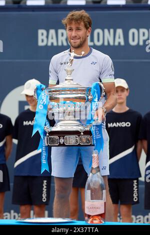 Barcelone, Espagne. 21 avril 2024. Casper Ruud, de Norvège, avec le trophée après sa victoire contre Stefanos Tsitsipas, de Grèce, dans leur dernier match au cours de la septième journée du Barcelona Open Banc Sabadell au Real Club de Tenis Barcelona le 21 avril 2024 à Barcelone, Espagne. Crédit : DAX images/Alamy Live News Banque D'Images