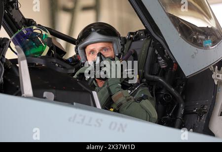 Laage, Allemagne. 25 avril 2024. Jens Stoltenberg, secrétaire général de l'OTAN, se prépare à voler à bord d'un Eurofighter lors de sa visite à la Tactical Air Wing 73 'Steinhoff'. Au cours de sa visite, Stoltenberg veut avoir une impression personnelle des capacités de l'alerte de réaction rapide (QRA) de l'armée de l'air. Crédit : Bernd Wüstneck/dpa/Alamy Live News Banque D'Images