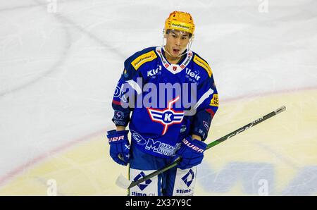 EHC Kloten Stürmer und Topskorer Jonathan Ang, während dem Spiel gegen den SCL Tigers in der Stimon Arena, auf dem Weg zur Spielerbank. (Kloten, Schw Banque D'Images