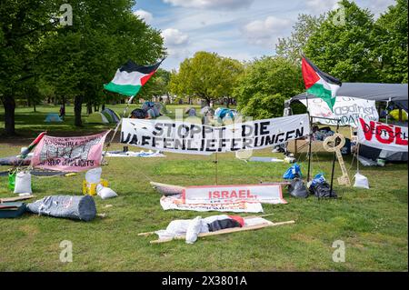 23.04.2024, Berlin, Deutschland, Europa - Ein Protest-Camp von pro-Palaestina Demonstranten und Friedensaktivisten mit Zelten und palaestinensischen Fahnen auf einer Wiese gegenueber dem Bundestag im Regierungsviertel in Tiergarten. In diesem Zeltlager campieren u.a. radikale Palaestinenser Seite an Seite mit Aktivisten und protestieren gegen Israel und die Juden. SIE werfen Israel einen Voelkermord an den Menschen im Gaza-Streifen vor und beschuldigen die Bundesregierung der Beihilfe am Voelkermord in Gaza durch Waffenlieferungen an Israel aus Deutschland. Die Demonstranten Fordern einen sofo Banque D'Images