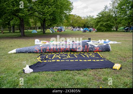 23.04.2024, Berlin, Deutschland, Europa - Ein Protest-Camp von pro-Palaestina Demonstranten und Friedensaktivisten mit Zelten und palaestinensischen Fahnen auf einer Wiese gegenueber dem Bundestag im Regierungsviertel in Tiergarten. In diesem Zeltlager campieren u.a. radikale Palaestinenser Seite an Seite mit Aktivisten und protestieren gegen Israel und die Juden. SIE werfen Israel einen Voelkermord an den Menschen im Gaza-Streifen vor und beschuldigen die Bundesregierung der Beihilfe am Voelkermord in Gaza durch Waffenlieferungen an Israel aus Deutschland. Die Demonstranten Fordern einen sofo Banque D'Images