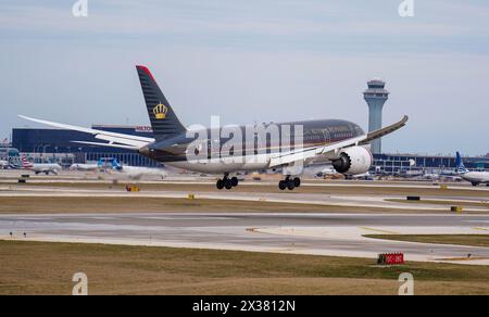 Le Boeing 787 Dreamliner de Royal Jordanian Airlines se prépare à atterrir à l'aéroport international O'Hare de Chicago Banque D'Images