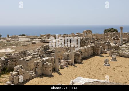 Les vastes ruines de Kourion, avec des colonnes et des restes de structures anciennes, posées contre la mer Méditerranée. Banque D'Images