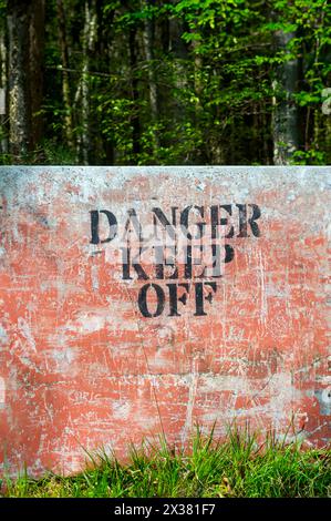 Danger garder le panneau « off » peint sur un mur en béton Banque D'Images