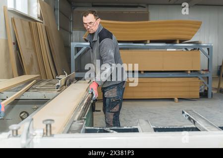 Plan d'un menuisier masculin mature travaillant sur un projet dans son atelier. Photo de haute qualité Banque D'Images