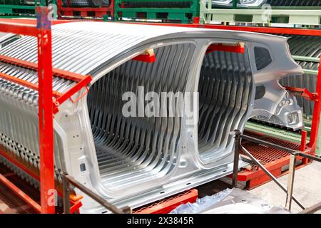 Production industrielle de voitures automobiles. Installation d'assemblage de voitures modernes sur une chaîne de montage. Industrie, production, concept d'industrie. Photo de haute qualité Banque D'Images