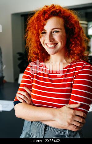 Heureuse jeune femme d'affaires dans le bureau de démarrage. Femme de succès d'affaires. Banque D'Images