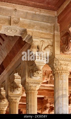 L'Inde, Rajasthan, Jaipur, le Fort Amber, statues d'éléphants sur les piliers du fort Banque D'Images