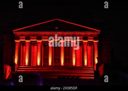 Le sanctuaire du souvenir est illuminé de rouge pendant le service de l'aube de la journée ANZAC, au mémorial du sanctuaire du souvenir de Melbourne. Le Service de l'aube est organisé dans le cadre des cérémonies de l'ANZAC Day pour honorer ceux qui sont tombés au combat. Pendant la première Guerre mondiale, l'aube est devenue un moment privilégié pour les attaques. Les soldats en position défensive étaient réveillés dans l'obscurité avant le lever du soleil et avaient leurs armes avant la première lumière. Après la première Guerre mondiale, les soldats de retour cherchaient la camaraderie qu'ils ressentaient dans ces moments calmes et paisibles avant l'aube. Rappelant les moments à l'aube avant la bataille, un service commémoratif de l'aube est devenu un impo Banque D'Images