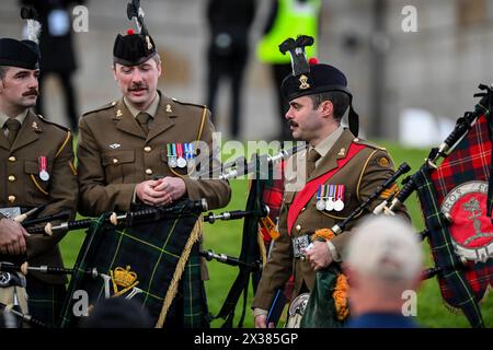 Des cornemuses de l'armée australienne sont vues après l'ANZAC Day Dawn Service, au mémorial du Sanctuaire du souvenir de Melbourne. Le Service de l'aube est organisé dans le cadre des cérémonies de l'ANZAC Day pour honorer ceux qui sont tombés au combat. Pendant la première Guerre mondiale, l'aube est devenue un moment privilégié pour les attaques. Les soldats en position défensive étaient réveillés dans l'obscurité avant le lever du soleil et avaient leurs armes avant la première lumière. Après la première Guerre mondiale, les soldats de retour cherchaient la camaraderie qu'ils ressentaient dans ces moments calmes et paisibles avant l'aube. Rappelant les moments à l'aube avant la bataille, un service commémoratif de l'aube est devenu un Banque D'Images