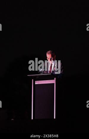 Le maître de cérémonie Justin Smith présente lors de l'ANZAC Day Dawn Service, au mémorial du Sanctuaire du souvenir de Melbourne. Le Service de l'aube est organisé dans le cadre des cérémonies de l'ANZAC Day pour honorer ceux qui sont tombés au combat. Pendant la première Guerre mondiale, l'aube est devenue un moment privilégié pour les attaques. Les soldats en position défensive étaient réveillés dans l'obscurité avant le lever du soleil et avaient leurs armes avant la première lumière. Après la première Guerre mondiale, les soldats de retour cherchaient la camaraderie qu'ils ressentaient dans ces moments calmes et paisibles avant l'aube. Rappelant les moments à l'aube avant la bataille, un service commémoratif de l'aube est devenu un Banque D'Images