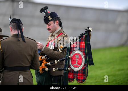 Des cornemuses de l'armée australienne sont vues après l'ANZAC Day Dawn Service, au mémorial du Sanctuaire du souvenir de Melbourne. Le Service de l'aube est organisé dans le cadre des cérémonies de l'ANZAC Day pour honorer ceux qui sont tombés au combat. Pendant la première Guerre mondiale, l'aube est devenue un moment privilégié pour les attaques. Les soldats en position défensive étaient réveillés dans l'obscurité avant le lever du soleil et avaient leurs armes avant la première lumière. Après la première Guerre mondiale, les soldats de retour cherchaient la camaraderie qu'ils ressentaient dans ces moments calmes et paisibles avant l'aube. Rappelant les moments à l'aube avant la bataille, un service commémoratif de l'aube est devenu un Banque D'Images