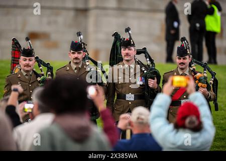 Des cornemuses de l'armée australienne sont vues après l'ANZAC Day Dawn Service, au mémorial du Sanctuaire du souvenir de Melbourne. Le Service de l'aube est organisé dans le cadre des cérémonies de l'ANZAC Day pour honorer ceux qui sont tombés au combat. Pendant la première Guerre mondiale, l'aube est devenue un moment privilégié pour les attaques. Les soldats en position défensive étaient réveillés dans l'obscurité avant le lever du soleil et avaient leurs armes avant la première lumière. Après la première Guerre mondiale, les soldats de retour cherchaient la camaraderie qu'ils ressentaient dans ces moments calmes et paisibles avant l'aube. Rappelant les moments à l'aube avant la bataille, un service commémoratif de l'aube est devenu un Banque D'Images