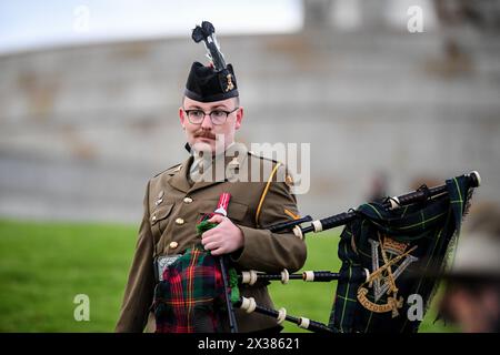 Des cornemuses de l'armée australienne sont vues après l'ANZAC Day Dawn Service, au mémorial du Sanctuaire du souvenir de Melbourne. Le Service de l'aube est organisé dans le cadre des cérémonies de l'ANZAC Day pour honorer ceux qui sont tombés au combat. Pendant la première Guerre mondiale, l'aube est devenue un moment privilégié pour les attaques. Les soldats en position défensive étaient réveillés dans l'obscurité avant le lever du soleil et avaient leurs armes avant la première lumière. Après la première Guerre mondiale, les soldats de retour cherchaient la camaraderie qu'ils ressentaient dans ces moments calmes et paisibles avant l'aube. Rappelant les moments à l'aube avant la bataille, un service commémoratif de l'aube est devenu un Banque D'Images