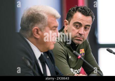 Sant Joan Despi, Espagne, 25, avril 2024. Joan Laporta et Xavi Hernandez entraîneur-chef du FC Barcelone conférence de presse. Joan Laporta et Xavi Hernandez, ainsi que les membres du conseil d'administration, acceptent de mettre fin au contrat de Xavi en tant qu'entraîneur du FC Barcelone jusqu'en 2025, comme établi dès le début. Crédit : Joan G/Alamy Live News Banque D'Images