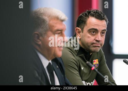 Sant Joan Despi, Espagne, 25, avril 2024. Joan Laporta et Xavi Hernandez entraîneur-chef du FC Barcelone conférence de presse. Joan Laporta et Xavi Hernandez, ainsi que les membres du conseil d'administration, acceptent de mettre fin au contrat de Xavi en tant qu'entraîneur du FC Barcelone jusqu'en 2025, comme établi dès le début. Crédit : Joan G/Alamy Live News Banque D'Images