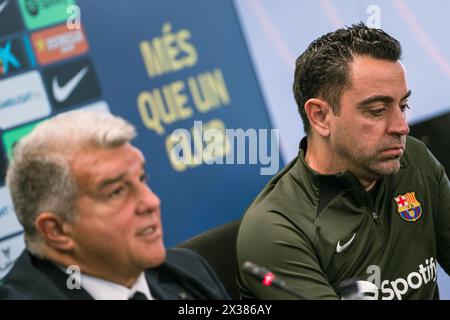 Sant Joan Despi, Espagne, 25, avril 2024. Joan Laporta et Xavi Hernandez entraîneur-chef du FC Barcelone conférence de presse. Joan Laporta et Xavi Hernandez, ainsi que les membres du conseil d'administration, acceptent de mettre fin au contrat de Xavi en tant qu'entraîneur du FC Barcelone jusqu'en 2025, comme établi dès le début. Crédit : Joan G/Alamy Live News Banque D'Images