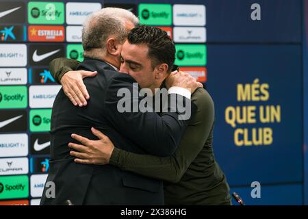 Sant Joan Despi, Espagne, 25, avril 2024. Joan Laporta et Xavi Hernandez entraîneur-chef du FC Barcelone conférence de presse. Joan Laporta et Xavi Hernandez, ainsi que les membres du conseil d'administration, acceptent de mettre fin au contrat de Xavi en tant qu'entraîneur du FC Barcelone jusqu'en 2025, comme établi dès le début. Crédit : Joan G/Alamy Live News Banque D'Images