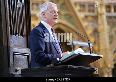Le haut-commissaire de la Nouvelle-Zélande au Royaume-Uni, Phil Goff, prend la parole lors du Service de commémoration et de Thanksgiving commémorant le jour de l'ANZAC à l'abbaye de Westminster, à Londres. Date de la photo : jeudi 25 avril 2024. Banque D'Images