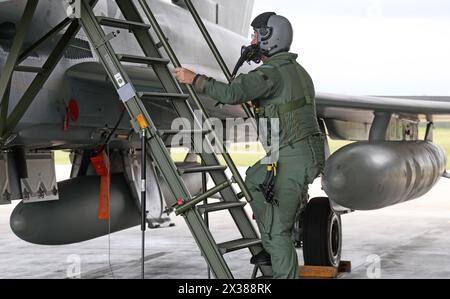 Laage, Allemagne. 25 avril 2024. Jens Stoltenberg, secrétaire général de l'OTAN, se prépare à voler à bord d'un Eurofighter lors de sa visite à la Tactical Air Wing 73 'Steinhoff'. Au cours de sa visite, Stoltenberg veut avoir une impression personnelle des capacités de l'alerte de réaction rapide (QRA) de l'armée de l'air. Crédit : Bernd Wüstneck/dpa/Alamy Live News Banque D'Images