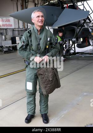 Laage, Allemagne. 25 avril 2024. Jens Stoltenberg, secrétaire général de l'OTAN, se prépare à voler à bord d'un Eurofighter lors de sa visite à la Tactical Air Wing 73 'Steinhoff'. Au cours de sa visite, Stoltenberg veut avoir une impression personnelle des capacités de l'alerte de réaction rapide (QRA) de l'armée de l'air. Crédit : Bernd Wüstneck/dpa/Alamy Live News Banque D'Images