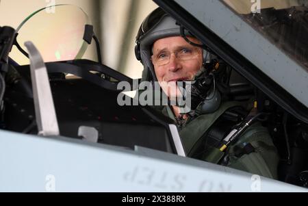 Laage, Allemagne. 25 avril 2024. Jens Stoltenberg, secrétaire général de l'OTAN, se prépare à voler à bord d'un Eurofighter lors de sa visite à la Tactical Air Wing 73 'Steinhoff'. Au cours de sa visite, Stoltenberg veut avoir une impression personnelle des capacités de l'alerte de réaction rapide (QRA) de l'armée de l'air. Crédit : Bernd Wüstneck/dpa/Alamy Live News Banque D'Images