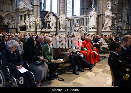 Les invités assistent au Service de commémoration et à Thanksgiving commémorant le jour de l'ANZAC à l'abbaye de Westminster, à Londres. Date de la photo : jeudi 25 avril 2024. Banque D'Images