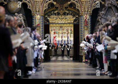 Les invités assistent au Service de commémoration et à Thanksgiving commémorant le jour de l'ANZAC à l'abbaye de Westminster, à Londres. Date de la photo : jeudi 25 avril 2024. Banque D'Images