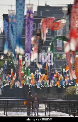 Tokyo, Japon. 25 avril 2024. Des banderoles de carpe sont exposées à Tokyo, au Japon, le jeudi 25 avril 2024. Les banderoles de carpe symbolisent le souhait de bonne santé et de force pour les enfants et sont une partie traditionnelle de la Journée des enfants. Photo de Keizo Mori/UPI crédit : UPI/Alamy Live News Banque D'Images