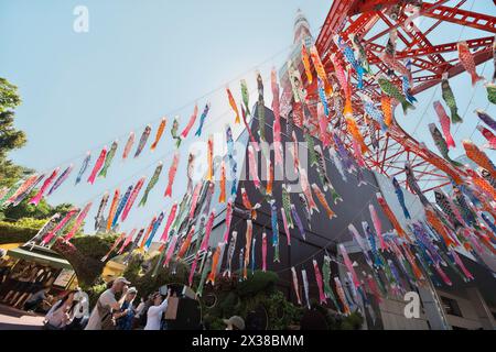 Tokyo, Japon. 25 avril 2024. Des banderoles de carpe sont exposées autour de la tour de Tokyo à Tokyo, au Japon, le jeudi 25 avril 2024. Les banderoles de carpe symbolisent le souhait de bonne santé et de force pour les enfants et sont une partie traditionnelle de la Journée des enfants. Photo de Keizo Mori/UPI crédit : UPI/Alamy Live News Banque D'Images