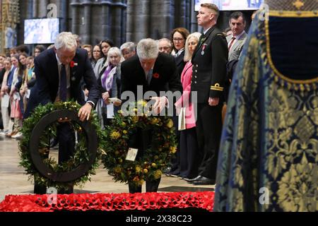 Phil Goff, haut-commissaire de la Nouvelle-Zélande au Royaume-Uni, et Stephen Smith, haut-commissaire de l'Australie au Royaume-Uni, déposent des couronnes au Service de commémoration et de Thanksgiving commémorant le jour de l'ANZAC à l'abbaye de Westminster, à Londres. Date de la photo : jeudi 25 avril 2024. Banque D'Images