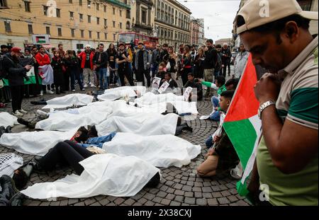 Naples, Italie. 25 avril 2024. Des militants gisant par terre avec des draps blancs imitant la mort lors d'une manifestation le 25 avril, jour de la libération de l'Italie, contre le régime fasciste, en solidarité avec la Palestine et contre l'invasion de la bande de Gaza par l'armée israélienne. Crédit : Agence photo indépendante/Alamy Live News Banque D'Images