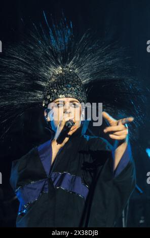 BOY GEORGE, CULTURE CLUB, CONCERT, 1998 : la légende pop des années 80 Boy George du culture Club live à Cardiff International Arena CIA à Cardiff, pays de Galles, Royaume-Uni le 9 décembre 1998. Photo : Rob Watkins. INFO : Boy George, né George Alan O'Dowd le 14 juin 1961, à Londres, en Angleterre, est devenu célèbre en tant que chanteur flamboyant du culture Club dans les années 80 Son style emblématique et ses tubes comme « Karma Chameleon » ont fait de lui une icône de la culture pop. Banque D'Images
