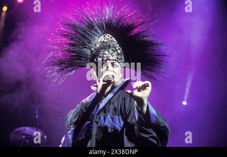 BOY GEORGE, CULTURE CLUB, CONCERT, 1998 : la légende pop des années 80 Boy George du culture Club live à Cardiff International Arena CIA à Cardiff, pays de Galles, Royaume-Uni le 9 décembre 1998. Photo : Rob Watkins. INFO : Boy George, né George Alan O'Dowd le 14 juin 1961, à Londres, en Angleterre, est devenu célèbre en tant que chanteur flamboyant du culture Club dans les années 80 Son style emblématique et ses tubes comme « Karma Chameleon » ont fait de lui une icône de la culture pop. Banque D'Images
