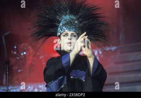 BOY GEORGE, CULTURE CLUB, CONCERT, 1998 : la légende pop des années 80 Boy George du culture Club live à Cardiff International Arena CIA à Cardiff, pays de Galles, Royaume-Uni le 9 décembre 1998. Photo : Rob Watkins. INFO : Boy George, né George Alan O'Dowd le 14 juin 1961, à Londres, en Angleterre, est devenu célèbre en tant que chanteur flamboyant du culture Club dans les années 80 Son style emblématique et ses tubes comme « Karma Chameleon » ont fait de lui une icône de la culture pop. Banque D'Images