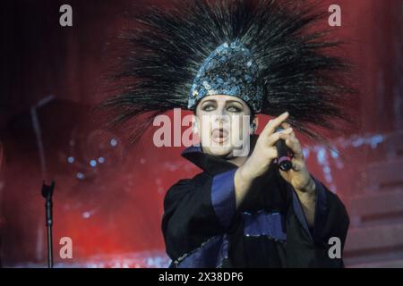 BOY GEORGE, CULTURE CLUB, CONCERT, 1998 : la légende pop des années 80 Boy George du culture Club live à Cardiff International Arena CIA à Cardiff, pays de Galles, Royaume-Uni le 9 décembre 1998. Photo : Rob Watkins. INFO : Boy George, né George Alan O'Dowd le 14 juin 1961, à Londres, en Angleterre, est devenu célèbre en tant que chanteur flamboyant du culture Club dans les années 80 Son style emblématique et ses tubes comme « Karma Chameleon » ont fait de lui une icône de la culture pop. Banque D'Images