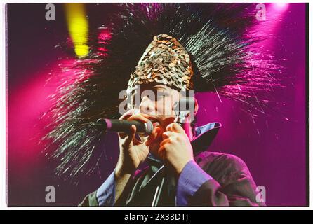 BOY GEORGE, CULTURE CLUB, CONCERT, 1998 : la légende pop des années 80 Boy George du culture Club live à Cardiff International Arena CIA à Cardiff, pays de Galles, Royaume-Uni le 9 décembre 1998. Photo : Rob Watkins. INFO : Boy George, né George Alan O'Dowd le 14 juin 1961, à Londres, en Angleterre, est devenu célèbre en tant que chanteur flamboyant du culture Club dans les années 80 Son style emblématique et ses tubes comme « Karma Chameleon » ont fait de lui une icône de la culture pop. Banque D'Images