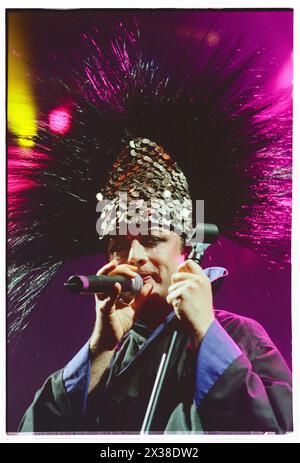 BOY GEORGE, CULTURE CLUB, CONCERT, 1998 : la légende pop des années 80 Boy George du culture Club live à Cardiff International Arena CIA à Cardiff, pays de Galles, Royaume-Uni le 9 décembre 1998. Photo : Rob Watkins. INFO : Boy George, né George Alan O'Dowd le 14 juin 1961, à Londres, en Angleterre, est devenu célèbre en tant que chanteur flamboyant du culture Club dans les années 80 Son style emblématique et ses tubes comme « Karma Chameleon » ont fait de lui une icône de la culture pop. Banque D'Images