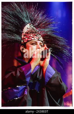BOY GEORGE, CULTURE CLUB, CONCERT, 1998 : la légende pop des années 80 Boy George du culture Club live à Cardiff International Arena CIA à Cardiff, pays de Galles, Royaume-Uni le 9 décembre 1998. Photo : Rob Watkins. INFO : Boy George, né George Alan O'Dowd le 14 juin 1961, à Londres, en Angleterre, est devenu célèbre en tant que chanteur flamboyant du culture Club dans les années 80 Son style emblématique et ses tubes comme « Karma Chameleon » ont fait de lui une icône de la culture pop. Banque D'Images