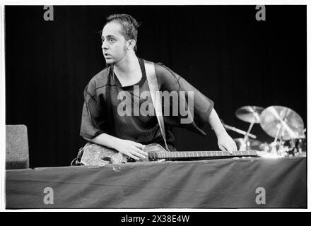 SYSTEM OF A DOWN, READING FESTIVAL, 2001 : Daron Malakian guitariste du groupe de rock américain System of A Down jouant sur la scène principale du Reading Festival, Reading, Angleterre, le 26 août 2001. Photo : Rob Watkins. INFO : System of a Down, un groupe de rock américain formé en 1994 à Glendale, en Californie, a acquis une reconnaissance mondiale pour son mélange unique de metal, punk et influences orientales. Hits comme 'Chop Suey!' Et la 'toxicité' a solidifié leur statut d'icônes du métal alternatif. Banque D'Images