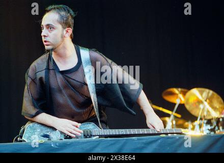 SYSTEM OF A DOWN, READING FESTIVAL, 2001 : Daron Malakian guitariste du groupe de rock américain System of A Down jouant sur la scène principale du Reading Festival, Reading, Angleterre, le 26 août 2001. Photo : Rob Watkins. INFO : System of a Down, un groupe de rock américain formé en 1994 à Glendale, en Californie, a acquis une reconnaissance mondiale pour son mélange unique de metal, punk et influences orientales. Hits comme 'Chop Suey!' Et la 'toxicité' a solidifié leur statut d'icônes du métal alternatif. Banque D'Images