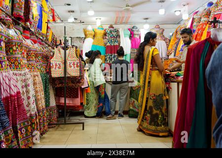 Vadodara, Inde - 15 octobre 2023 : on voit des femmes indiennes acheter des saris traditionnels indiens dans un saree shop. Concept de l'économie indienne et le pouvoir de Banque D'Images