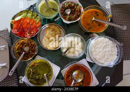 Table remplie de nourriture gujarati fraîche maison est vue d'en haut. Kathiyawadi thali végétarien traditionnel indien Banque D'Images