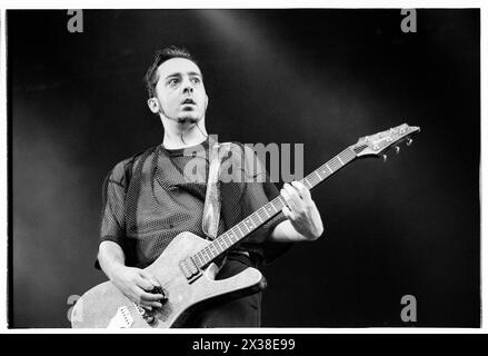 SYSTEM OF A DOWN, READING FESTIVAL, 2001 : Daron Malakian guitariste du groupe de rock américain System of A Down jouant sur la scène principale du Reading Festival, Reading, Angleterre, le 26 août 2001. Photo : Rob Watkins. INFO : System of a Down, un groupe de rock américain formé en 1994 à Glendale, en Californie, a acquis une reconnaissance mondiale pour son mélange unique de metal, punk et influences orientales. Hits comme 'Chop Suey!' Et la 'toxicité' a solidifié leur statut d'icônes du métal alternatif. Banque D'Images